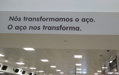 Creado image 8. Steel company’s advertisement at Vitória’s airport